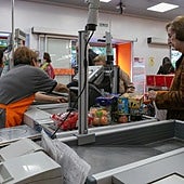 Va a pagar en el supermercado y la cajera le anima a no hacerlo con una moneda de dos euros por lo que ve