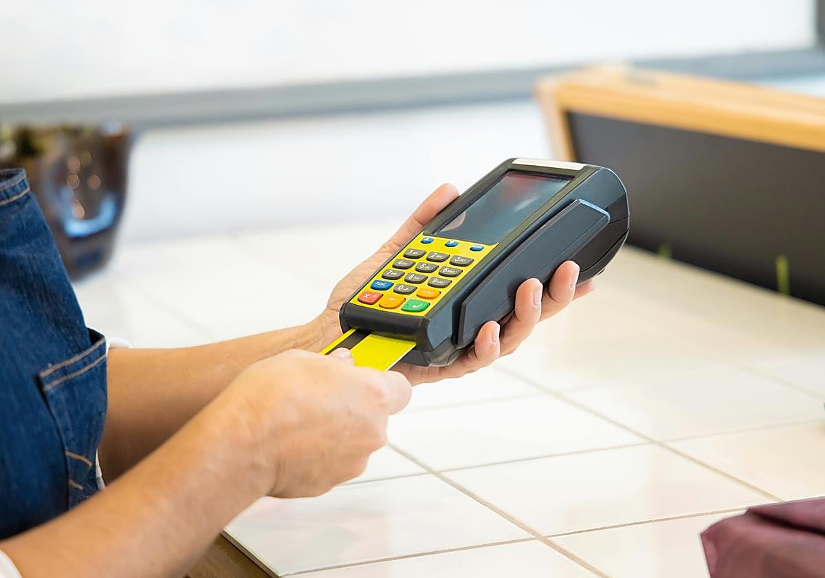 Paga con tarjeta en un bar de Japón y se queda sin palabras con lo que ve en el datáfono: «Al cobrarte la cuenta...»