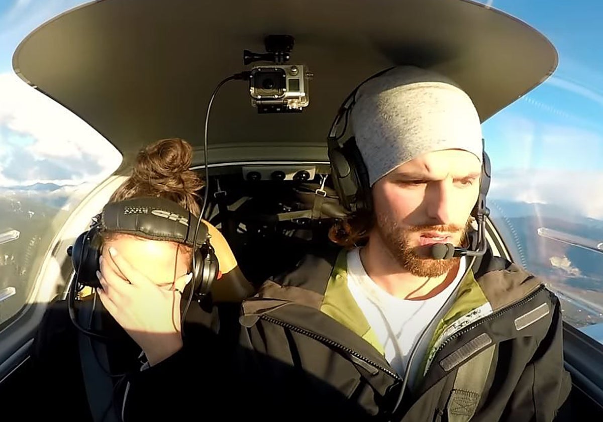 Un piloto finge una avería en pleno vuelo con su novia y ella se queda sin palabras al enterarse por qué: «No te asustes»