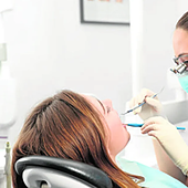 Una ortodoncista explica por qué los dientes se vuelven amarillos: «Mucha gente con higiene los tiene»