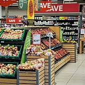 Un oso se cuela en un supermercado y desata el caos: «Chocó contra las puertas automáticas»