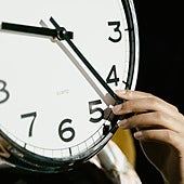 Un experto en energías renovables, tajante sobre el horario que España debe mantener si se pone fin al cambio de hora: «Es un sobrecoste importante»