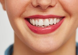 Una dentista avisa de qué alimentos manchan más los dientes y cómo darle solución sin dejar de tomarlos: «Consumes alguno cada día»