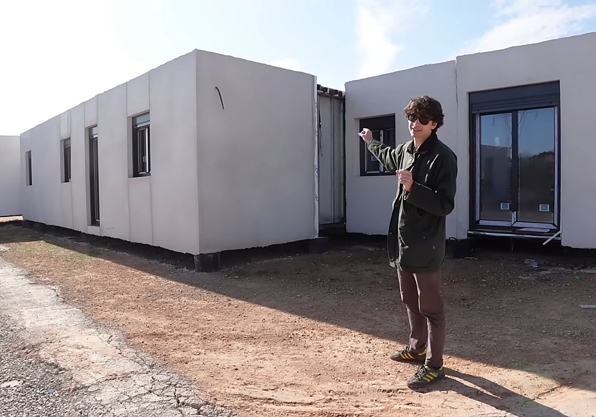 Así es vivir en una casa container: «Yo venía aquí con la idea de que el baño sería sin ducha, para lavarte las manos, pero cabe todo»