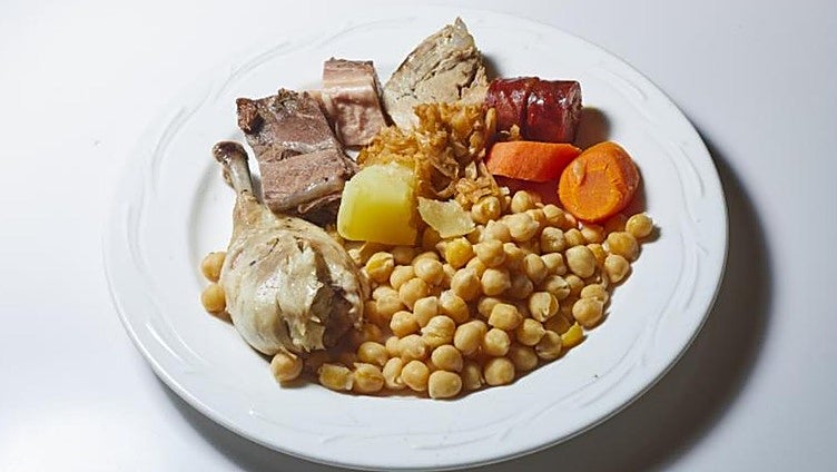 Preguntan a Tomás Roncero dónde sirven el mejor cocido de Madrid y no duda en mencionar este restaurante: «Es de calidad y heterogéneo»