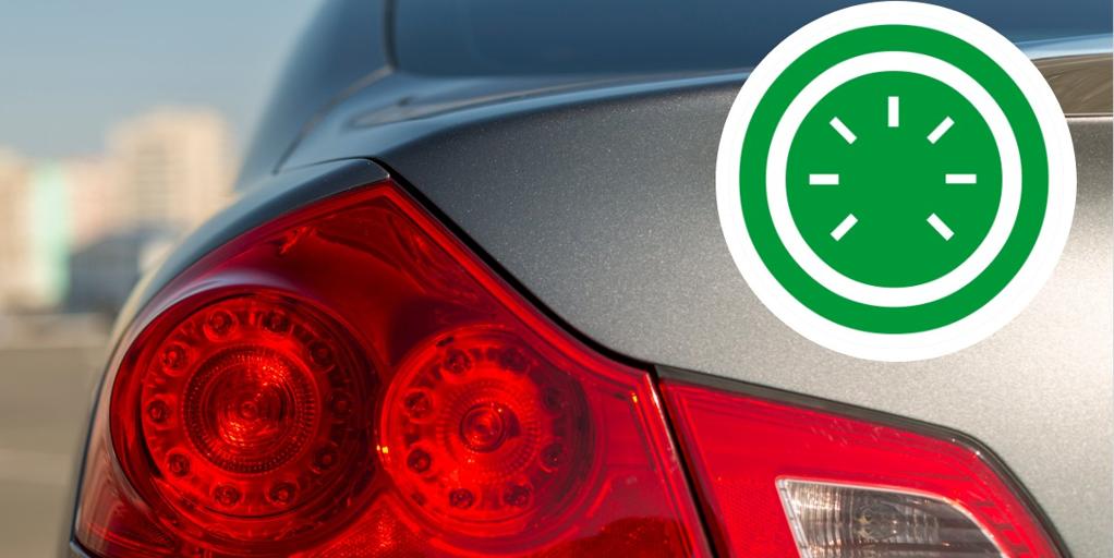 ¿Qué significa la pegatina de este círculo verde que llevan muchos coches de España en la parte trasera?