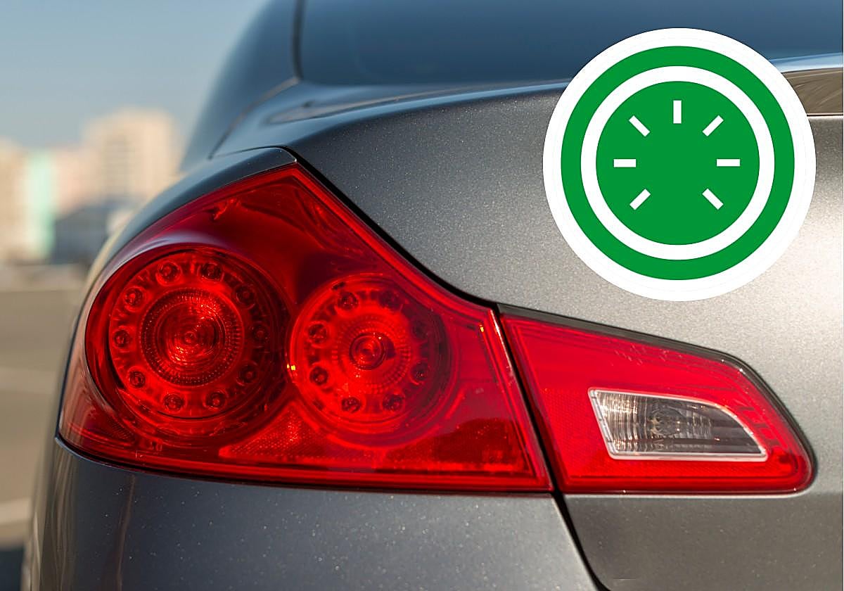 ¿Qué significa la pegatina de este círculo verde que llevan muchos coches de España en la parte trasera?