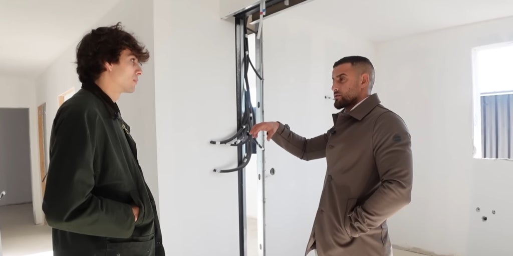 Así se construye una casa container desde cero: «Una vez empezamos a trabajar pues cortamos paredes, pintamos, reforzamos estructuras…»