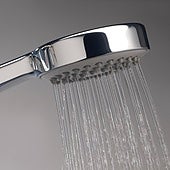 Una dermatóloga advierte de los cinco errores que cometen las personas al ducharse y que dañan la piel