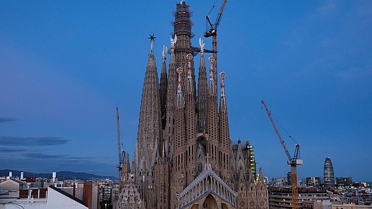 Una arquitecta ve la Cruz de la Torre de Jesucristo de la Sagrada Familia y opina sobre la nueva pieza de esta basílica: «Por su significado y escala...»