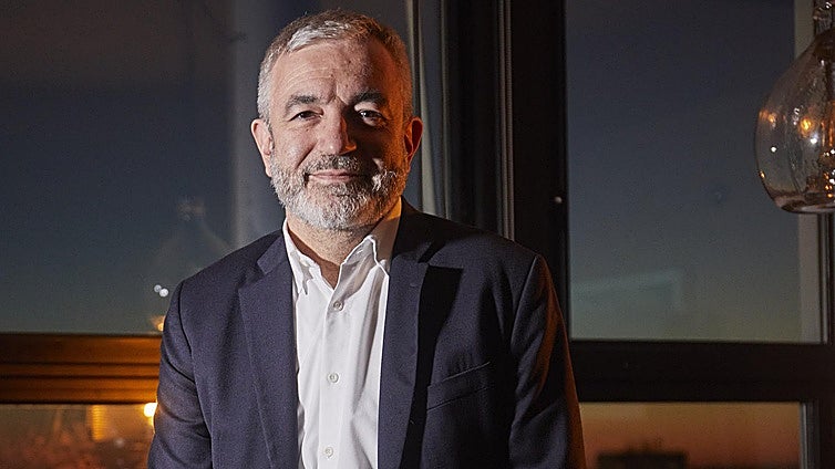 Luis Garicano, economista: «Principalmente, la economía española crece por el enorme crecimiento de la población en los últimos tres años. 1,9 millones nacieron en el extranjero»