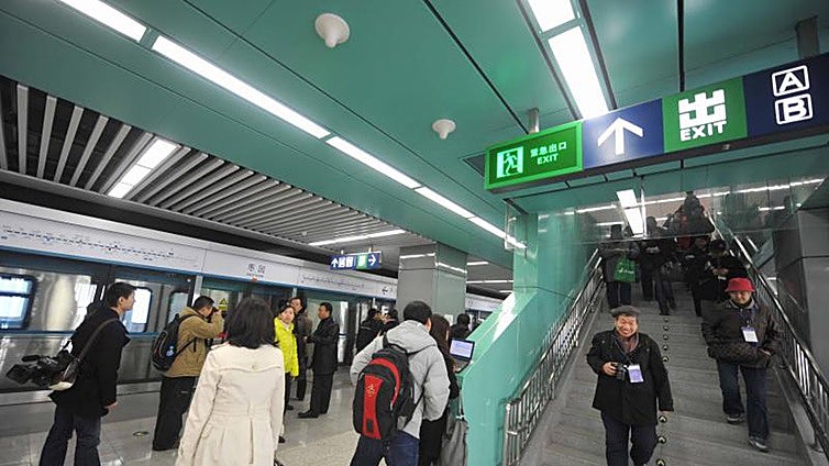 Una española que vive en China, sin palabras con lo que suele ver en el Metro en ese país: «No sea cosa que se cansen»