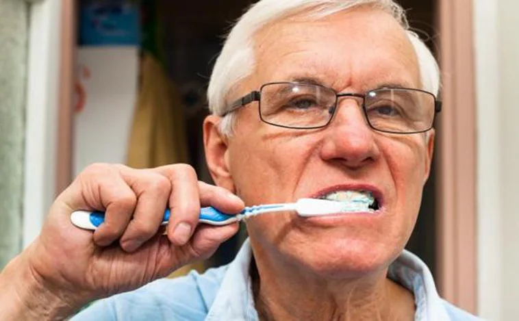 Los horribles hábitos que los dentistas quieren que dejes de hacer ya