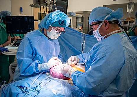 Imagen secundaria 1 - Emily junto a Robbie. Diana Farmen durante la cirugía intraútero.