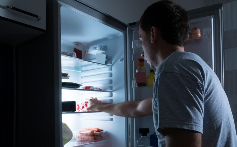 Comer por la noche tiene profundos efectos en el hambre y en las hormonas reguladoras del apetito