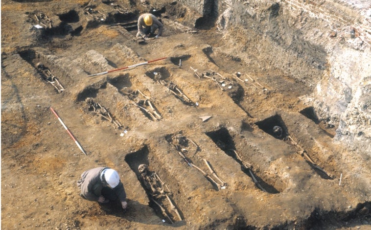 Imagen principal - Los investigadores extrajeron ADN de los restos de personas enterradas en los pozos de peste de East Smithfield, que se utilizaron para entierros masivos en 1348 y 1349.