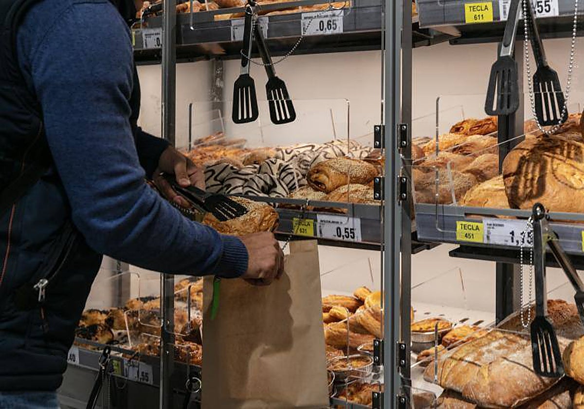 Sección de bollería en un supermercado