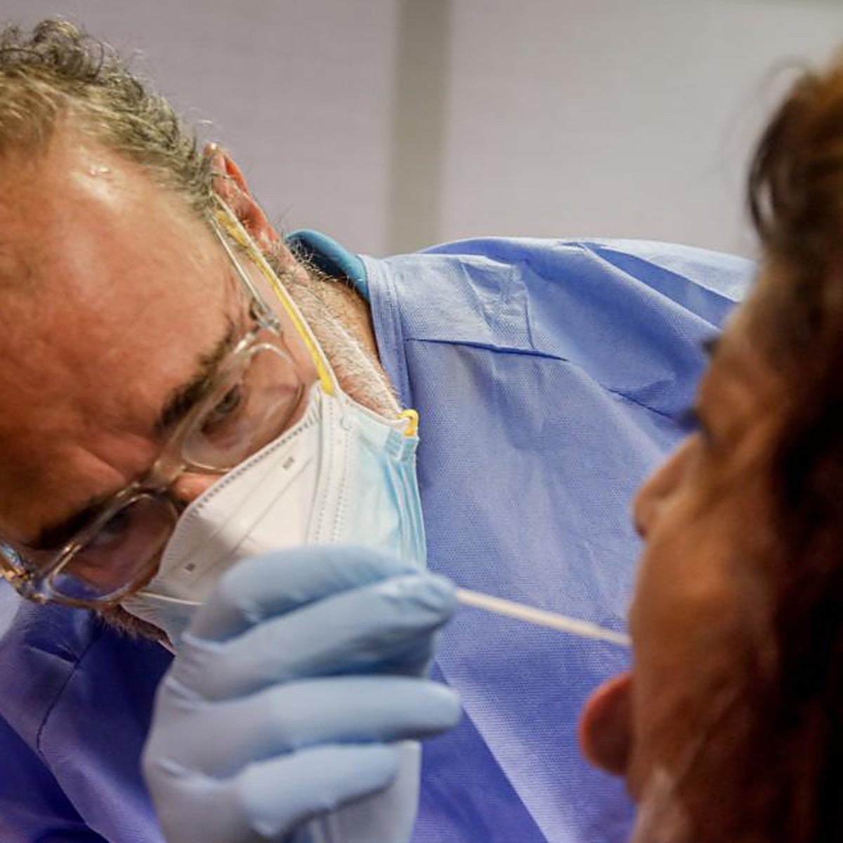 Qué es la «lengua negra» y otros extraños síntomas del Covid que afectan ahora también a los dedos de manos y pies