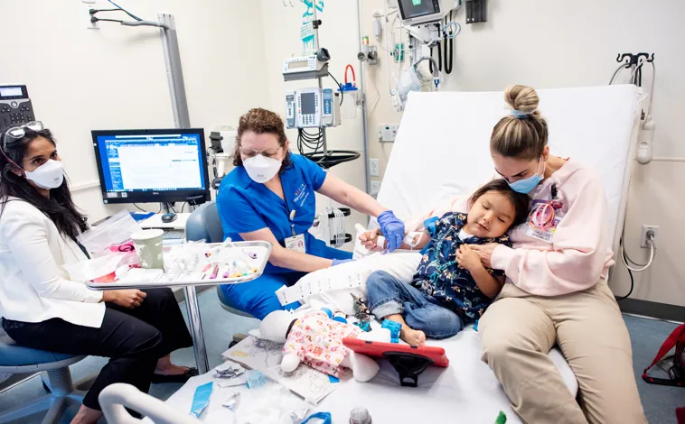 Imagen principal - Cuatro pacientes son de ascdencia nativa americana Navajo/Apache, donde la mutación Artemis-SCID es más común.  Entre ellos está Hitaali Begay, laprimera niña burbuja en beneficiarse de esta innovadora terapia génica.  En las fotos se la ve en el Hospital, jugando con la Dra.  Jennifer Puck y en su casa, después del tratamiento 