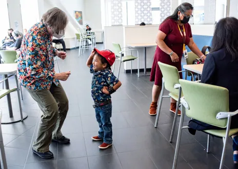 Imagen secundaria 1 - Cuatro pacientes son de ascendencia nativa americana Navajo/Apache, donde la mutación Artemis-SCID es más común.  Entre ellos está Hitaali Begay, laprimera niña burbuja en beneficiarse de esta innovadora terapia génica.  En las fotos se la ve en el Hospital, jugando con la Dra.  Jennifer Puck y en su casa, después del tratamiento 