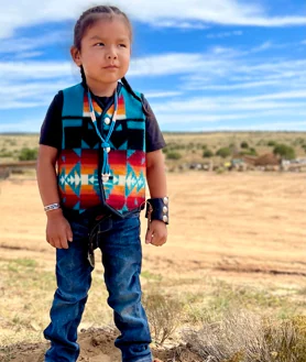 Imagen secundaria 2 - Cuatro pacientes son de ascendencia nativa americana Navajo/Apache, donde la mutación Artemis-SCID es más común.  Entre ellos está Hitaali Begay, laprimera niña burbuja en beneficiarse de esta innovadora terapia génica.  En las fotos se la ve en el Hospital, jugando con la Dra.  Jennifer Puck y en su casa, después del tratamiento 