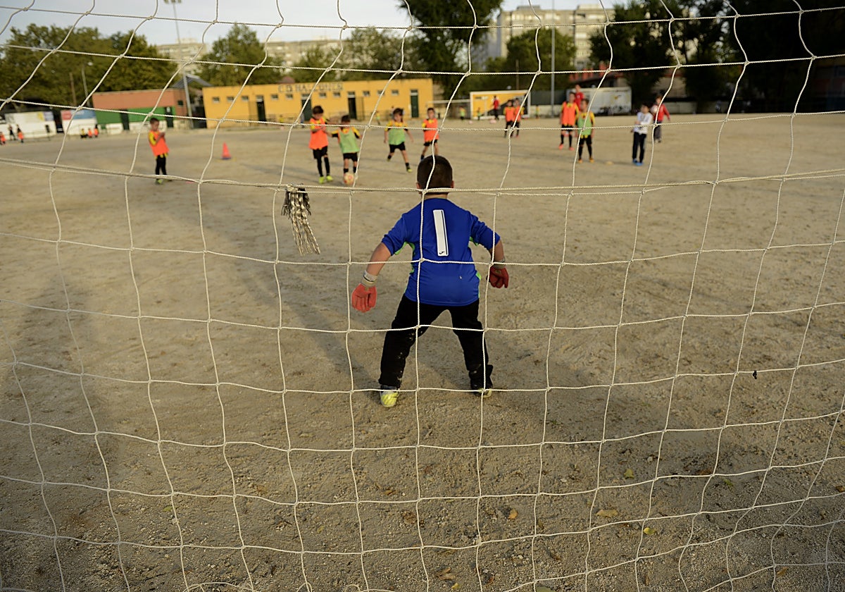 Niños jugando al fútbol