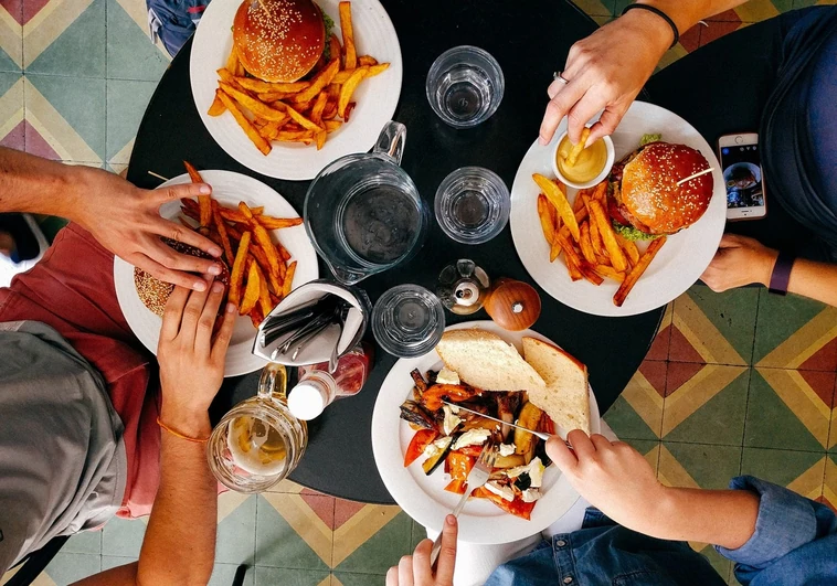 Un nuevo estudio revela que el consumo de comida rápida produce cirrosis