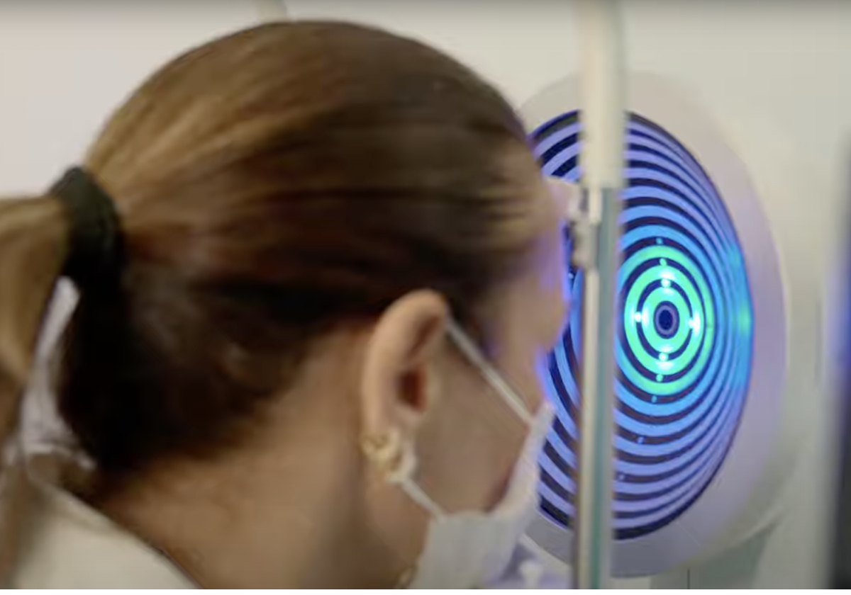 El ojo seco es una enfermedad crónica que no tiene cura definitiva, pero se puede reducir su aparición temprana si se evita el abuso de lentes de contacto, de aparatos electrónicos de lectura o estar demasiado tiempo delante de la pantalla del ordenador