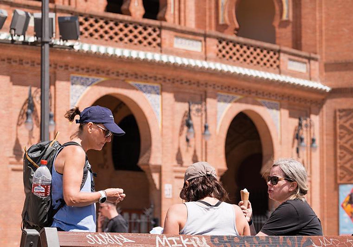 Tres mujeres toman helado frente a la Plaza de Toros de la Ventas este lunes, 24 de abril, en Madrid, donde ya se nota el ascenso de temperaturas