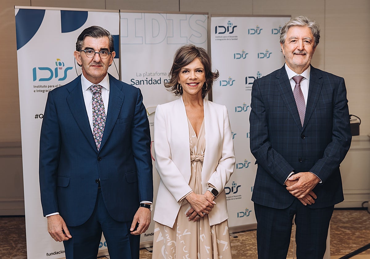 De izq. a dcha. Juan Abarca, Marta Villanueva y Ángel de Benito