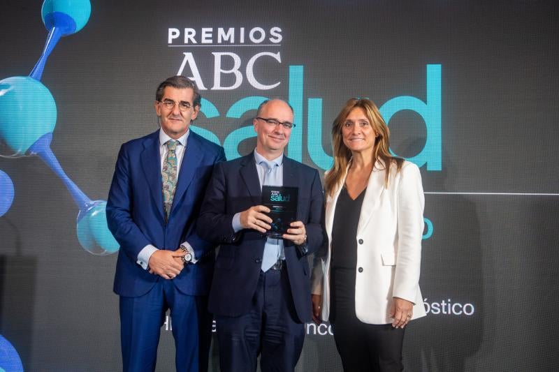  Juan Abarca Cidón, presidente de HM Hospitales y  Antonio Cubillo, director del Centro Integral Oncológico Clara Campal con la directora general de ABC, Ana Delgado