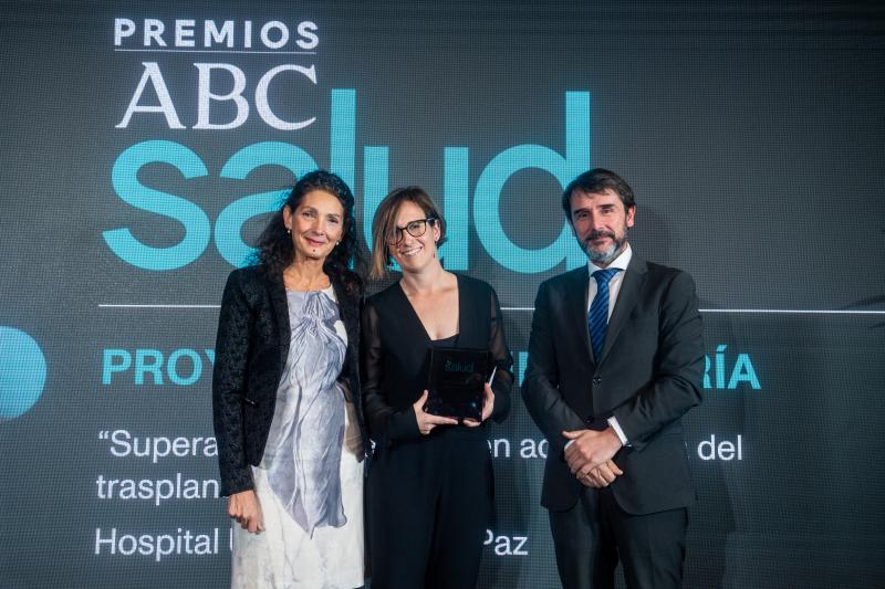  Esther Rey Cuevas, directora de Enfermería de La Paz y Mercedes Hermosilla, del Hospital La Paz recogen el galardón de la categoría de enfermería de manos de Cristóbal Belda, director del Instituto de Salud Carlos III