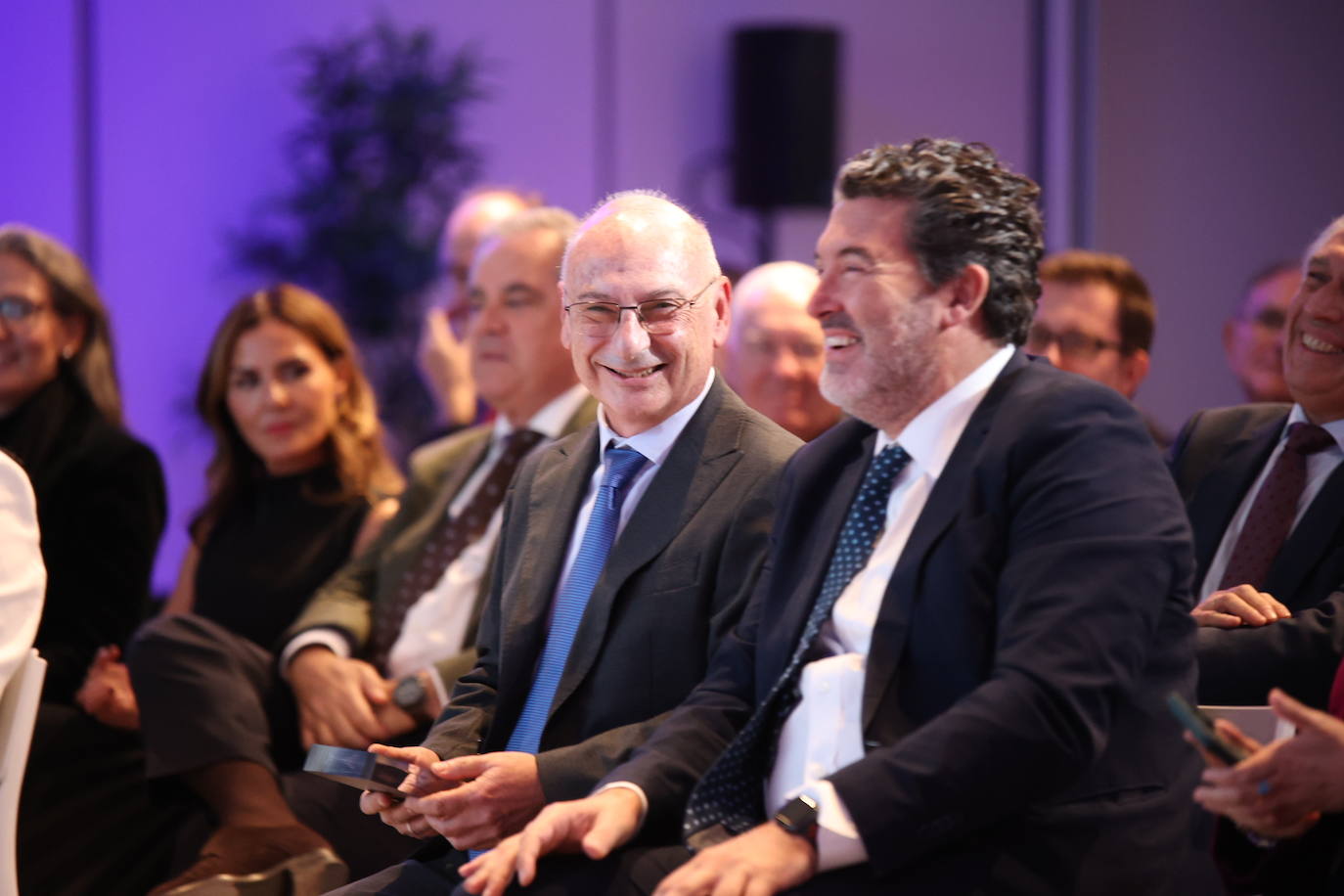 Francis Mójica junto al director de ABC, Julián Quirós