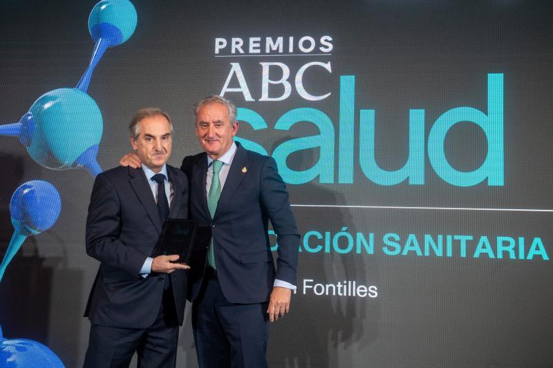 José Manuel Amorós, director de  Fontilles, recoge el premio del presidente del Consejo General de Colegios de Médicos , Tomás Cobo