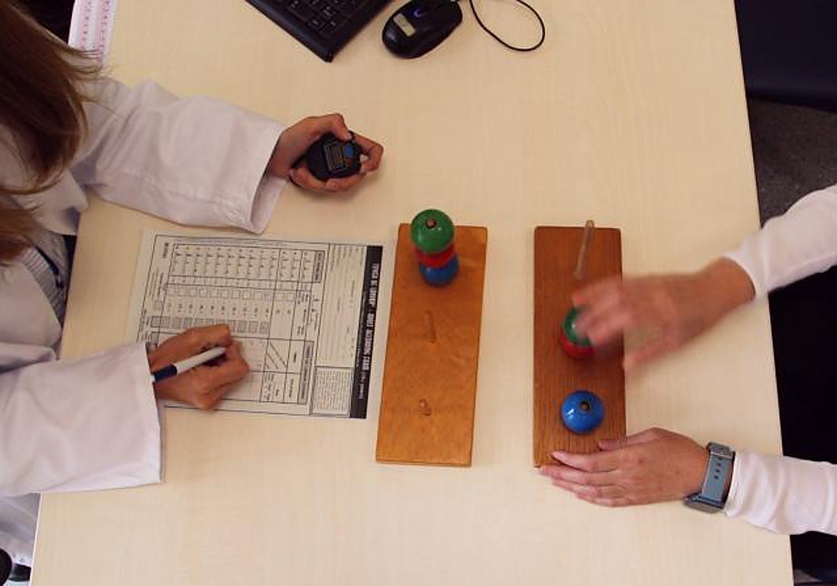 La Esclerosis Múltiple es una enfermedad autoinmune, crónica y de causa desconocida, que actúa dañando la mielina en el cuerpo de los afectados