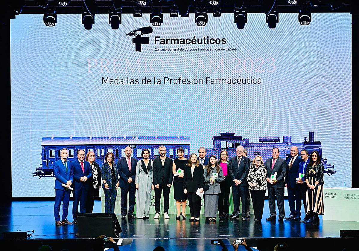 Foto de familia de los premiados