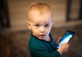 El tiempo que puede pasar un niño frente a las pantallas para no sufrir problemas en su desarrollo, según un estudio