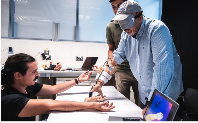 Imagen principal - «Cuando uno de los investigadores colocó el sensor en su propio cuerpo, pude sentir el calor de otra persona con mi mano fantasma. fue una emoción muy fuerte para mí, fue como reactivar una conexión con alguien», reconoce Fabrizio.