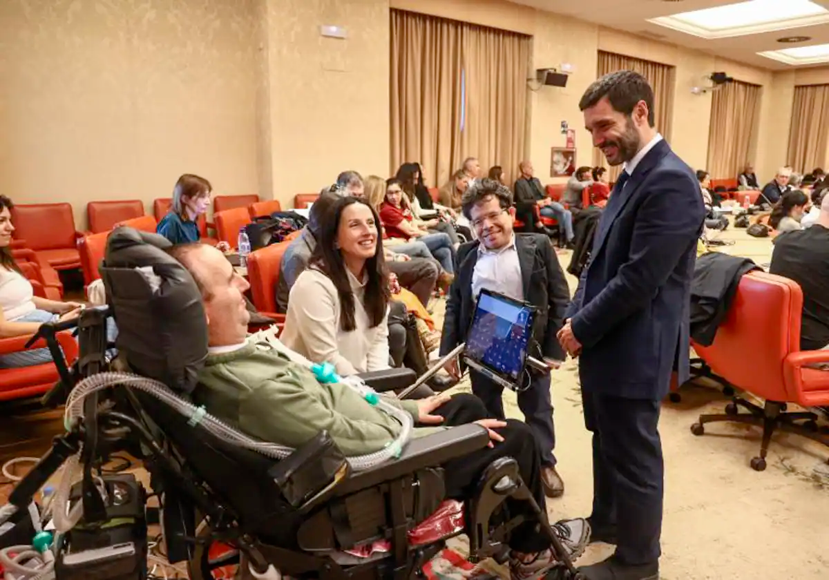 Una persona con ELA junto al ministro de Derechos Sociales, Pablo Bustindu