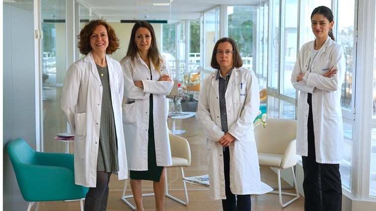 Las doctoras Mónica Kurtis, neuróloga, Cristina Torres y Mónica Lara, neurocirujanas, y María Luisa Almarcha, neuróloga