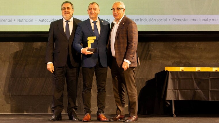スペインオリンピック委員会のアレハンドロ・ブランコ会長（右）とスペインパラリンピック委員会のミゲル・カルバジェダ会長（左）がデポルテス・シン・バレラス財団のフランシスコ・ハビエル・ロカ会長にリファレンス・イン・インクルージョン賞を授与する