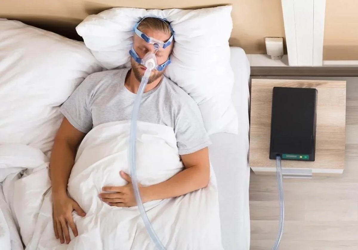 Hombre con máquina para la apnea del sueño