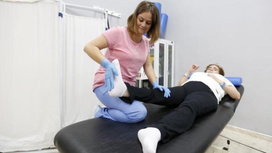 Una mujer recibe un masaje