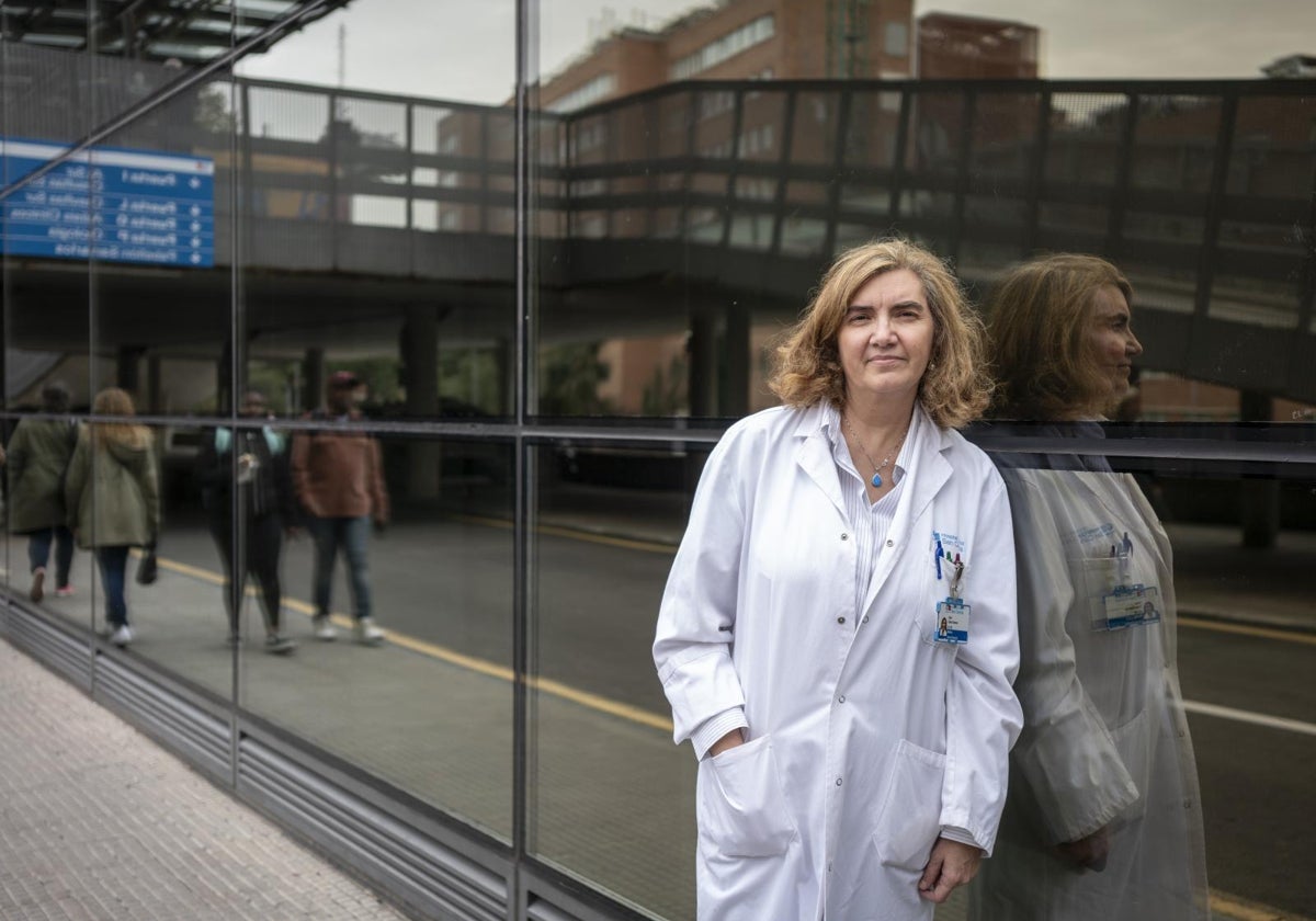 Celia Oreja-Guevara, en la puerta del Hospital Clínico San Carlos de Madrid