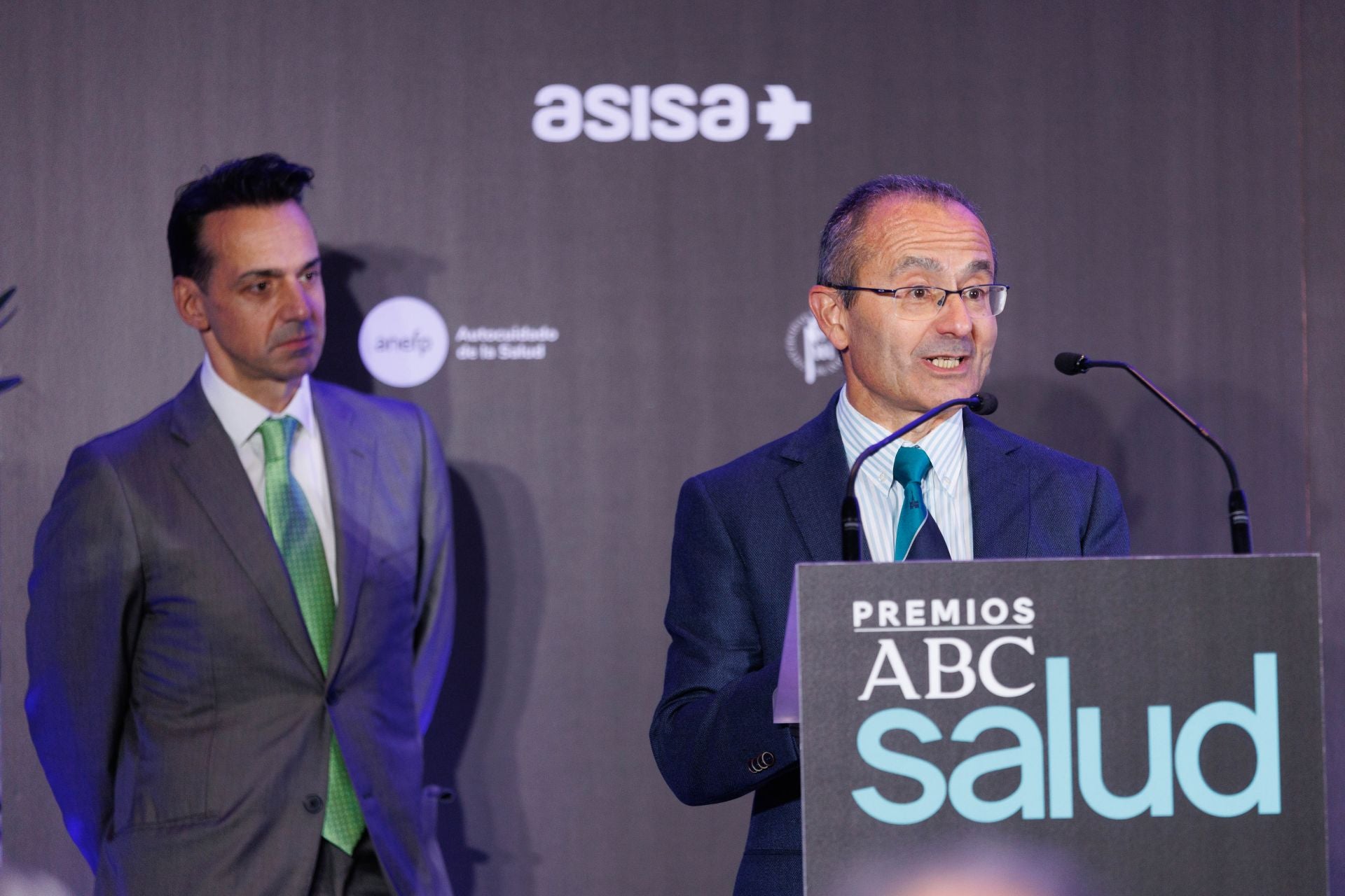 José Luis Fernández- Cañamaque, cirujano plástico de la unidad de grandes quemados del hospital universitario de Getafe y José Ángel Lorente Balanza, jefe de servicio de medicina intensiva del hospital universitario de Getafe, reciben el premio Hospital Público