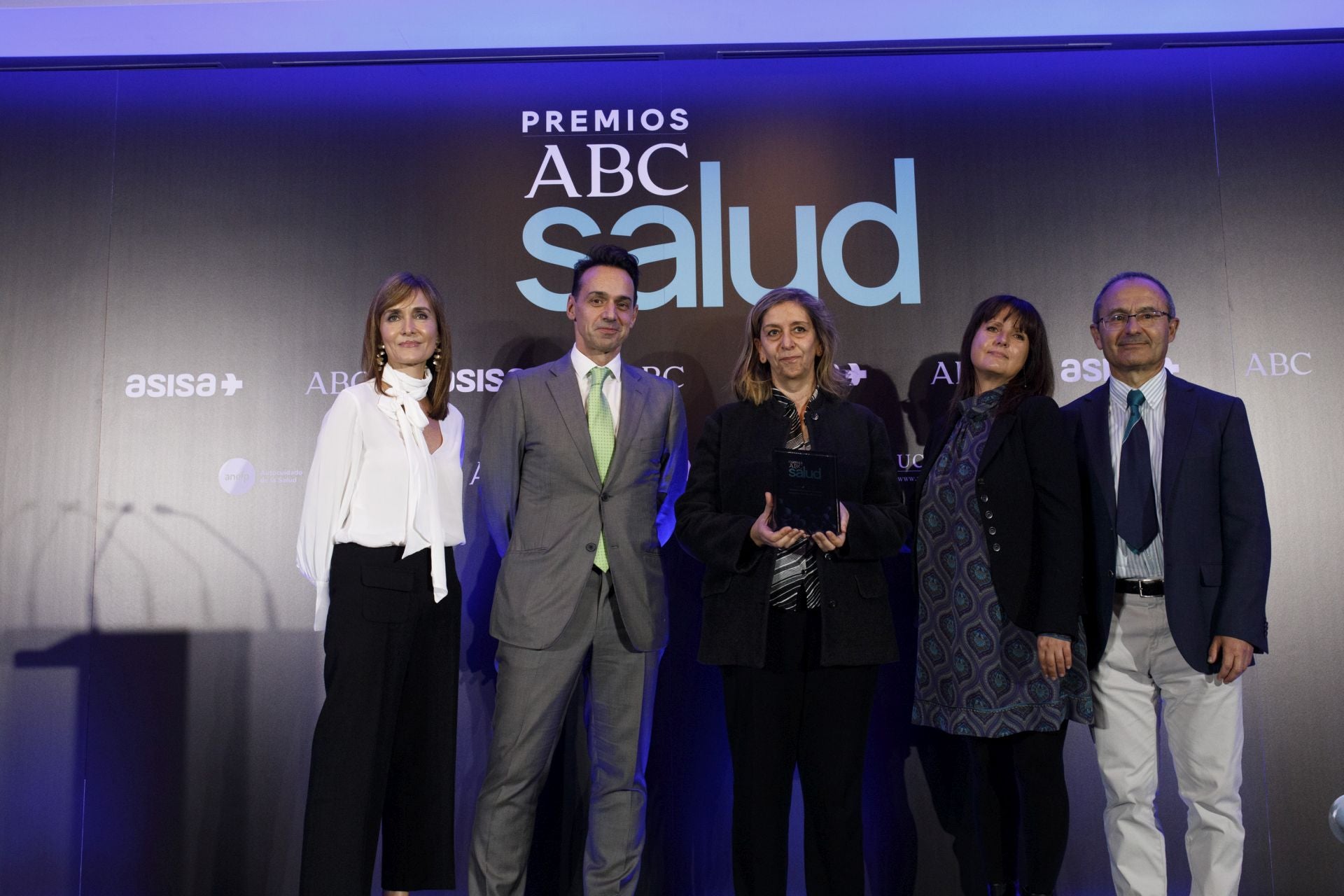Nuria Ramírez de Castro, redactora jefe de ABC Sociedad entrega el premio al fármaco más innovador al equipo de Grandes Quemados de la Universidad de Granada