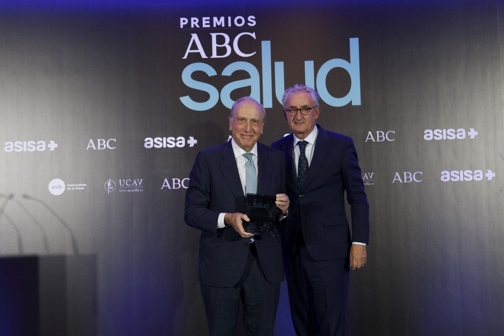 Tomás Cobo, presidente de la organización médica colegial, entrega el premio a mejor Hospital Privado al oftalmólogo Luis Fernández Vega, director médico del Instituto Fernández Vega de Oviedo