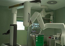 Este es el primer hospital de España en contar con el robot que opera con una sola incisión