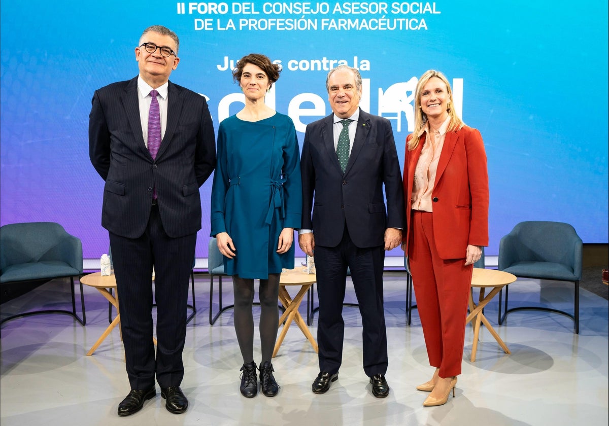 El acto fue inaugurado por María Rosa Martínez, secretaria de Estado de Derechos Sociales, y Jesús Aguilar, presidente del Consejo General de Colegios Oficiales de Farmacéuticos