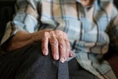La depresión, las alteraciones del sueño o el estreñimiento, algunos de los primeros síntomas del párkinson